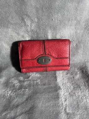 Fossil Maddox Red Pebbled Leather Trifold Wallet with Keyhole Hardware